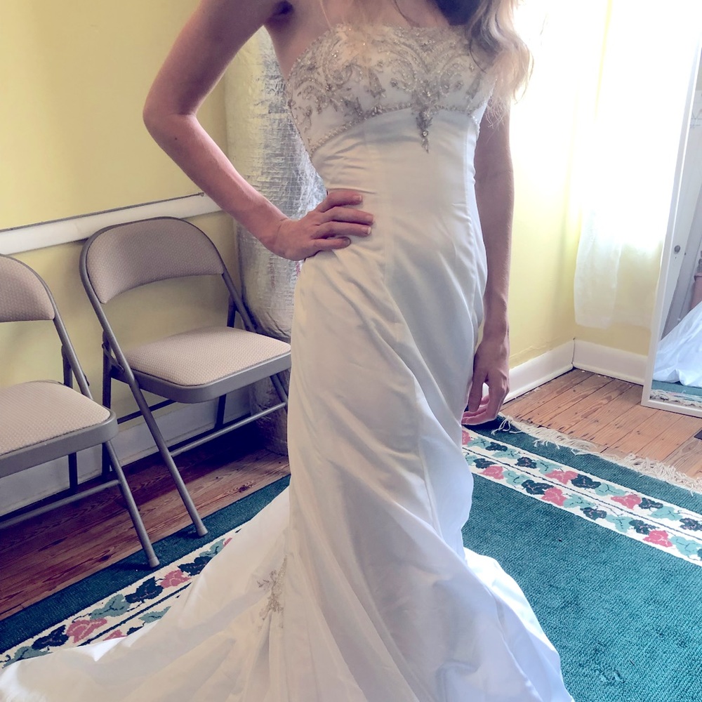 🆕Emerald Wedding Dress👗very elegant🌸 size 6
Has stunning train,back & bodice 🌼